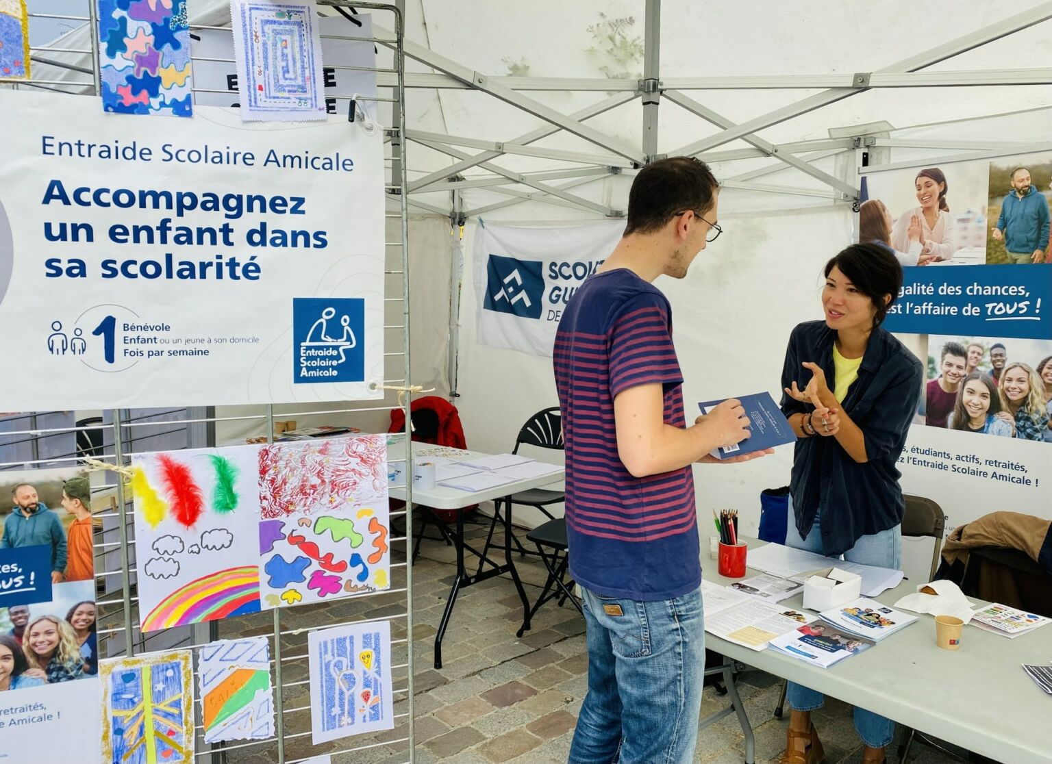 Deux personnes à un stand de l'E.S.A