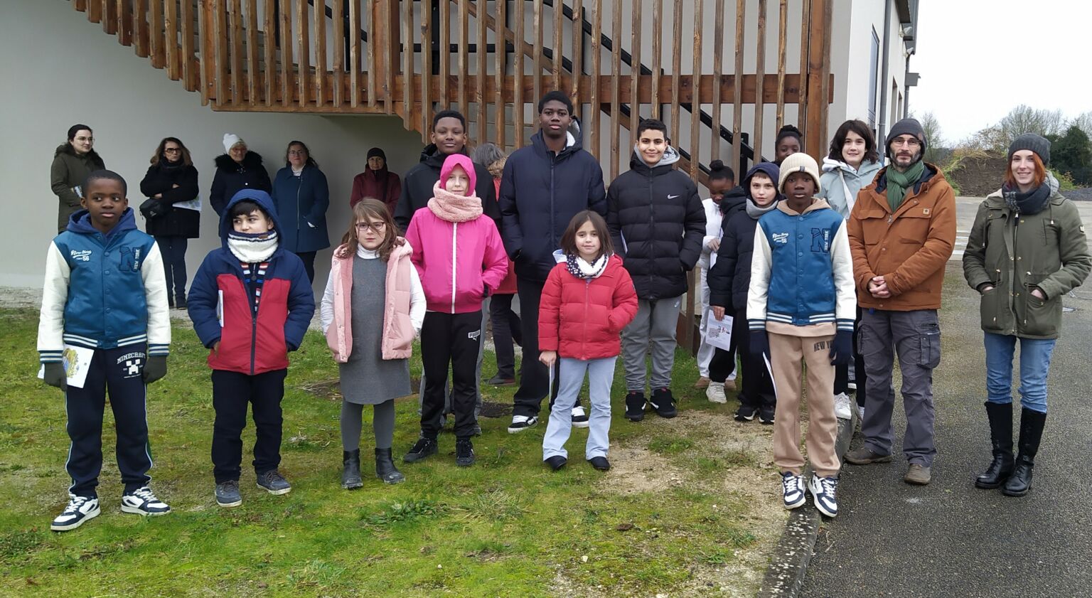Photo de groupe devant la station.